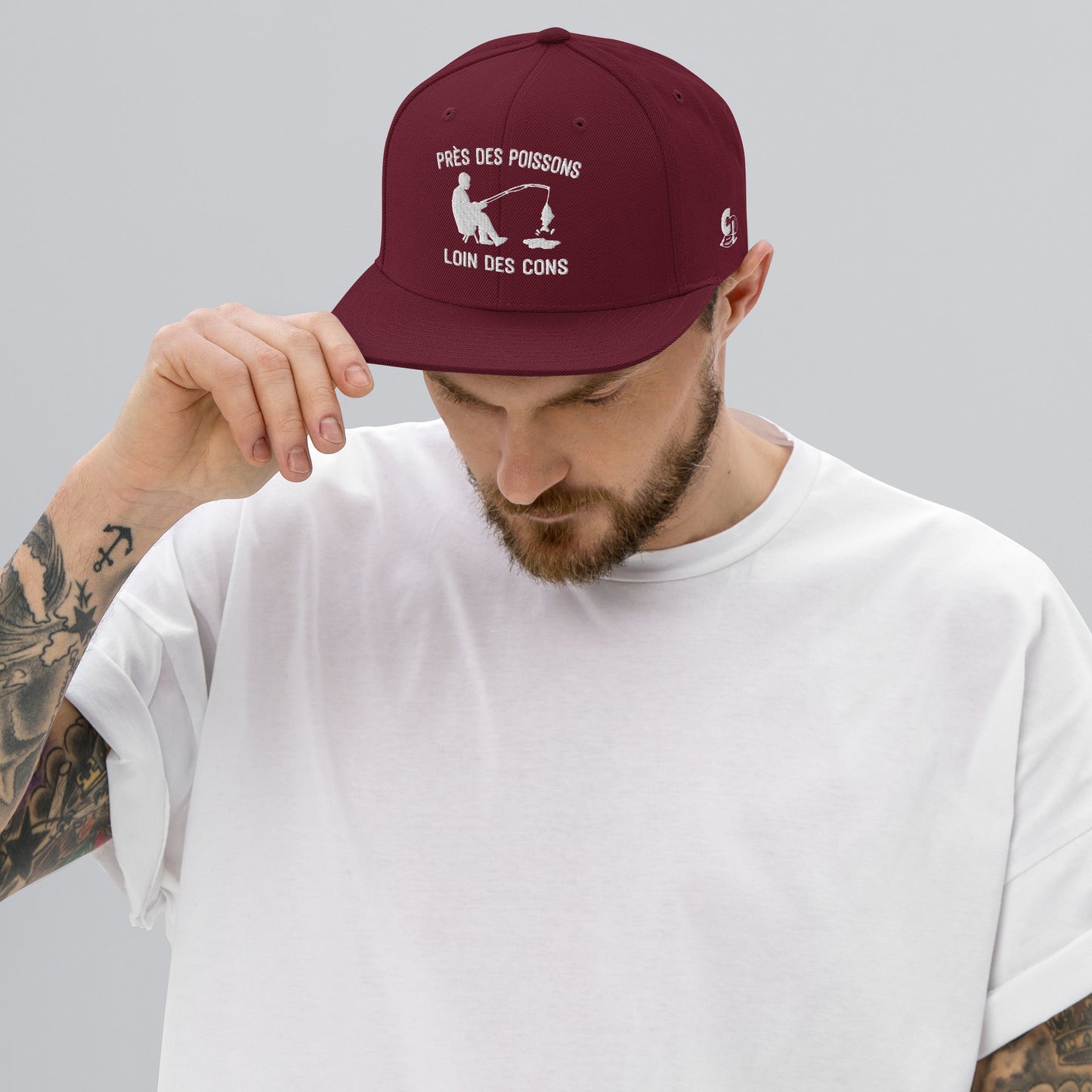 Casquette Snapback, brodée « Près des poissons, loin des cons », en Bordeaux, vue de face, image 23