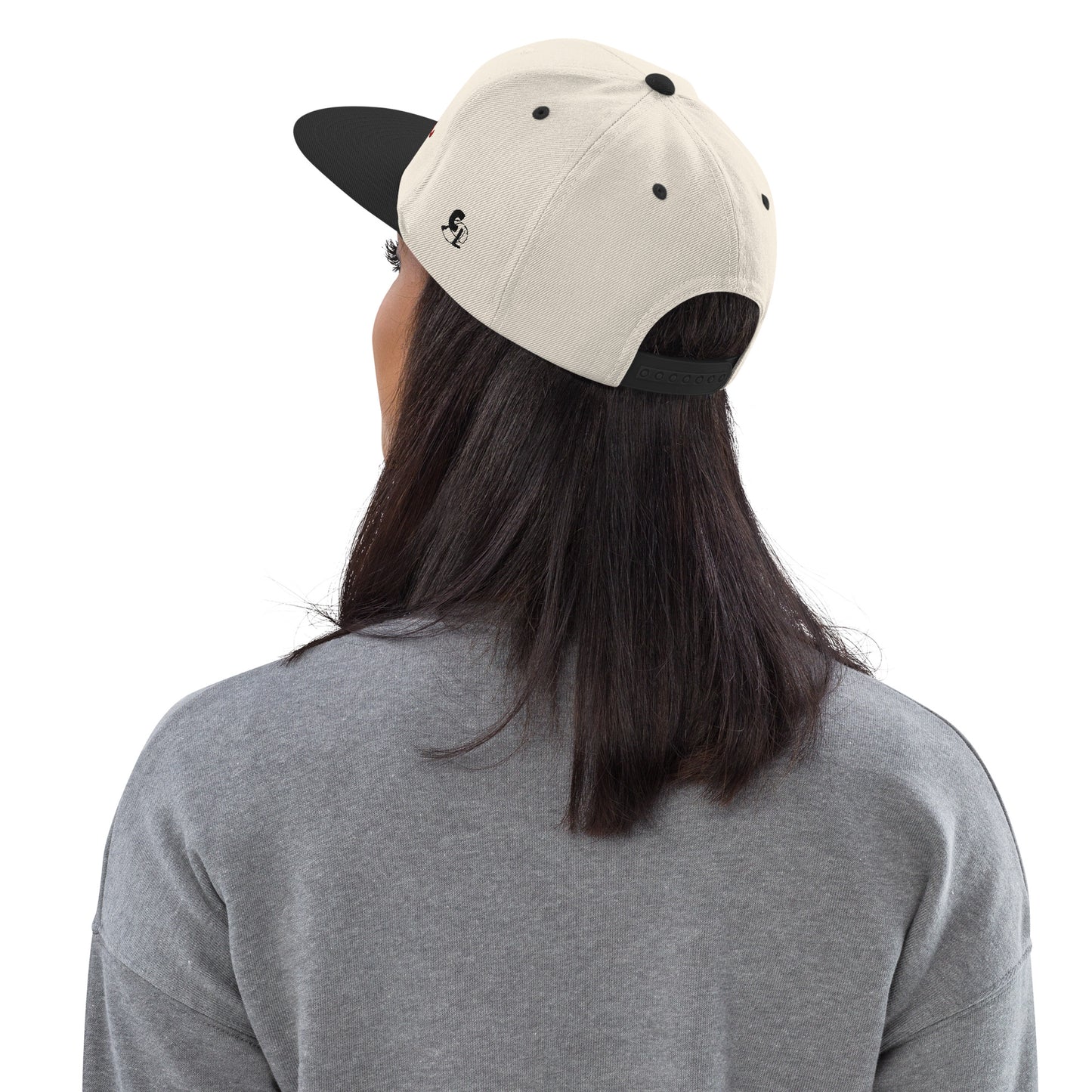 Casquette SnapBack de couleur beige et noire "Embrasse moi"