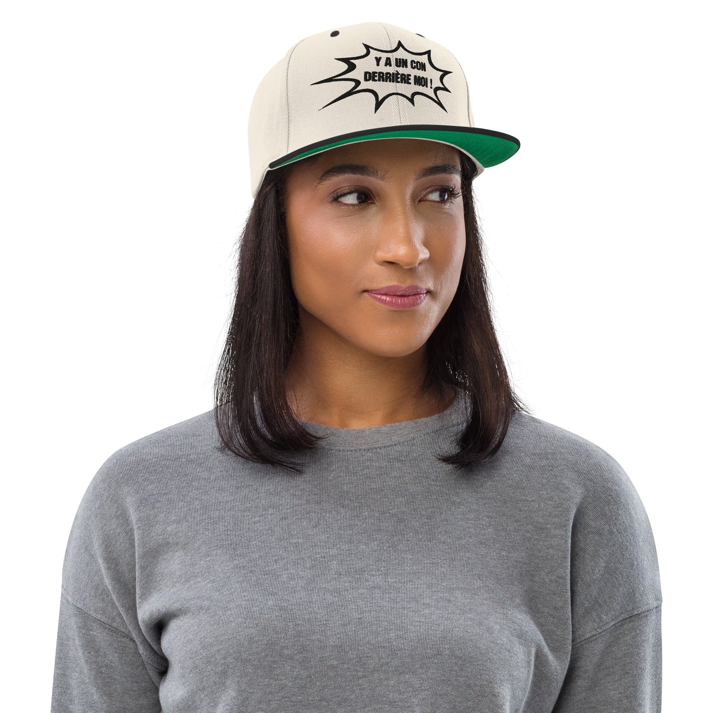 Casquette SnapBack de couleur beige et noire "Y a un con derrière moi"