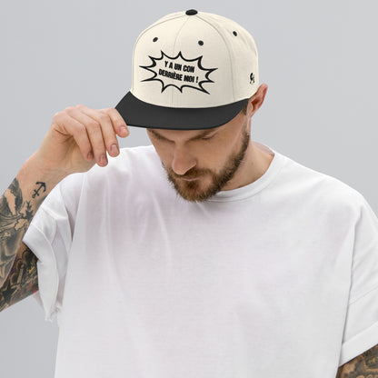 Casquette SnapBack de couleur beige et noire "Y a un con derrière moi"