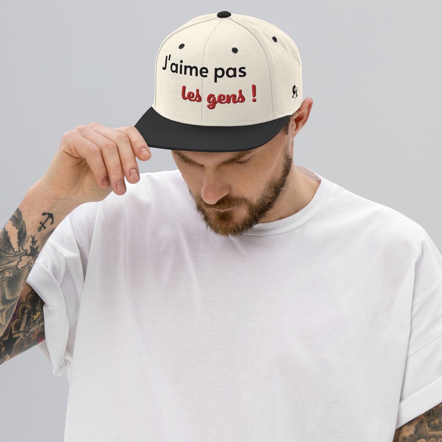 Casquette SnapBack de couleur beige et noire "J'aime pas les gens !"