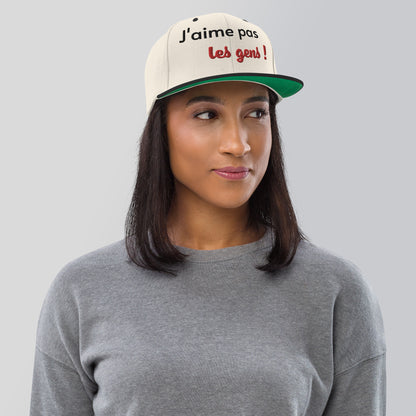 Casquette SnapBack de couleur beige et noire "J'aime pas les gens !"