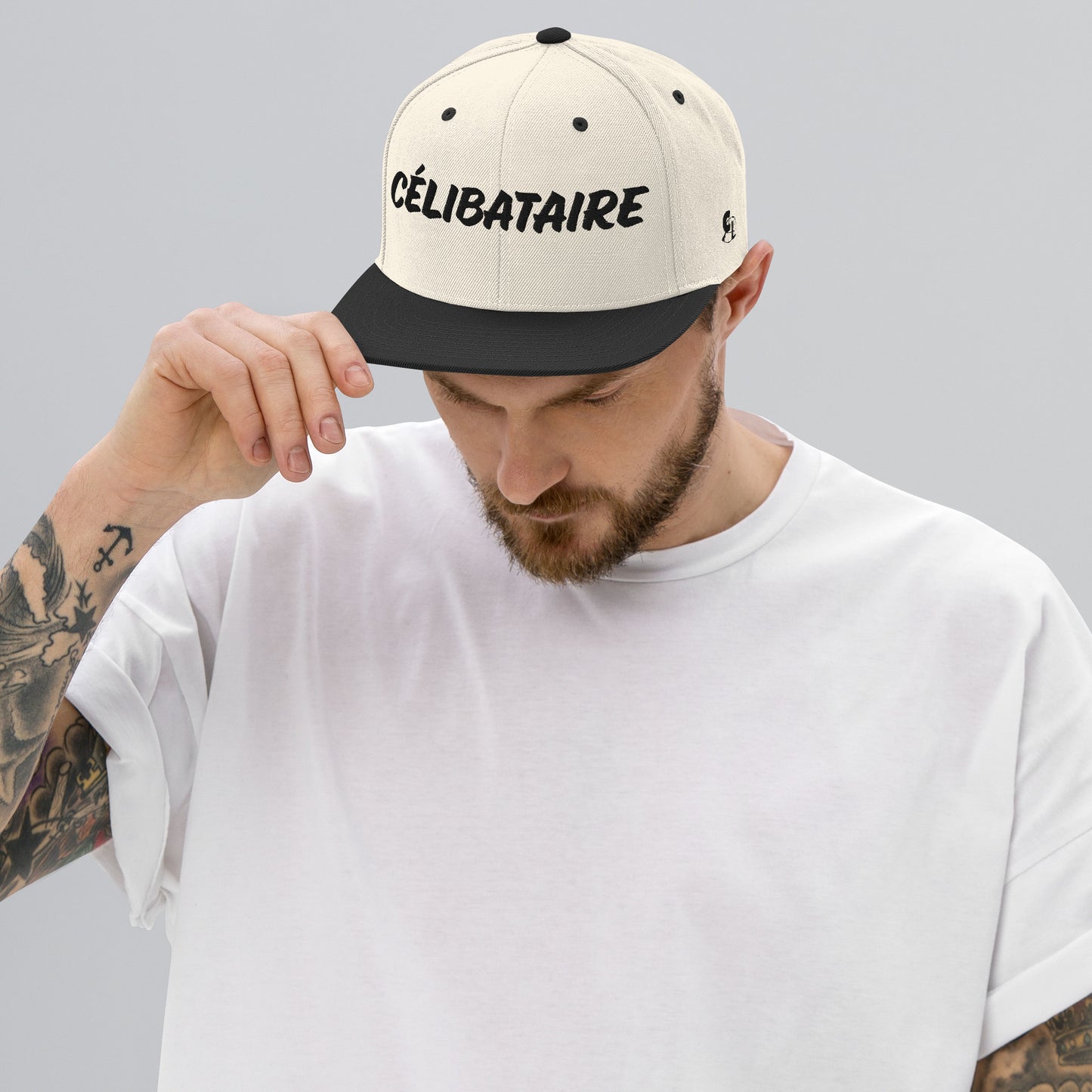 Casquette SnapBack de couleur beige et noire "Célibataire"