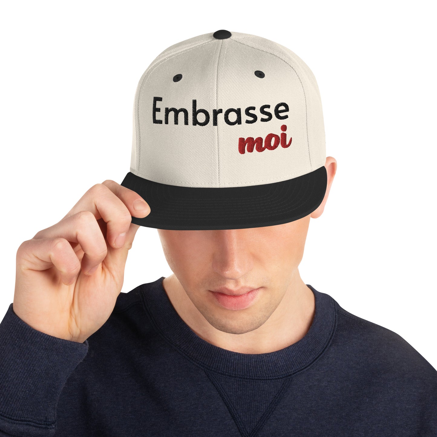 Casquette SnapBack de couleur beige et noire "Embrasse moi"