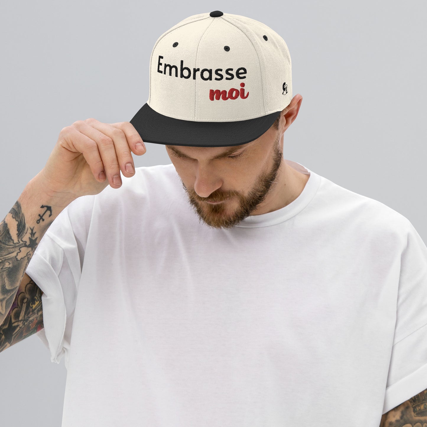 Casquette SnapBack de couleur beige et noire "Embrasse moi"