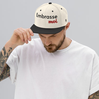 Casquette SnapBack de couleur beige et noire "Embrasse moi"