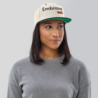 Casquette SnapBack de couleur beige et noire "Embrasse moi"