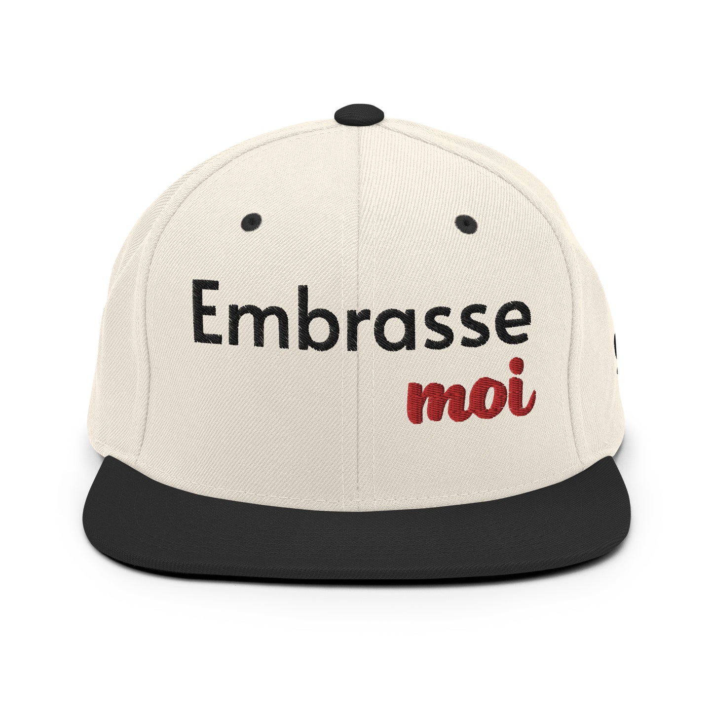 Casquette SnapBack de couleur beige et noire "Embrasse moi"