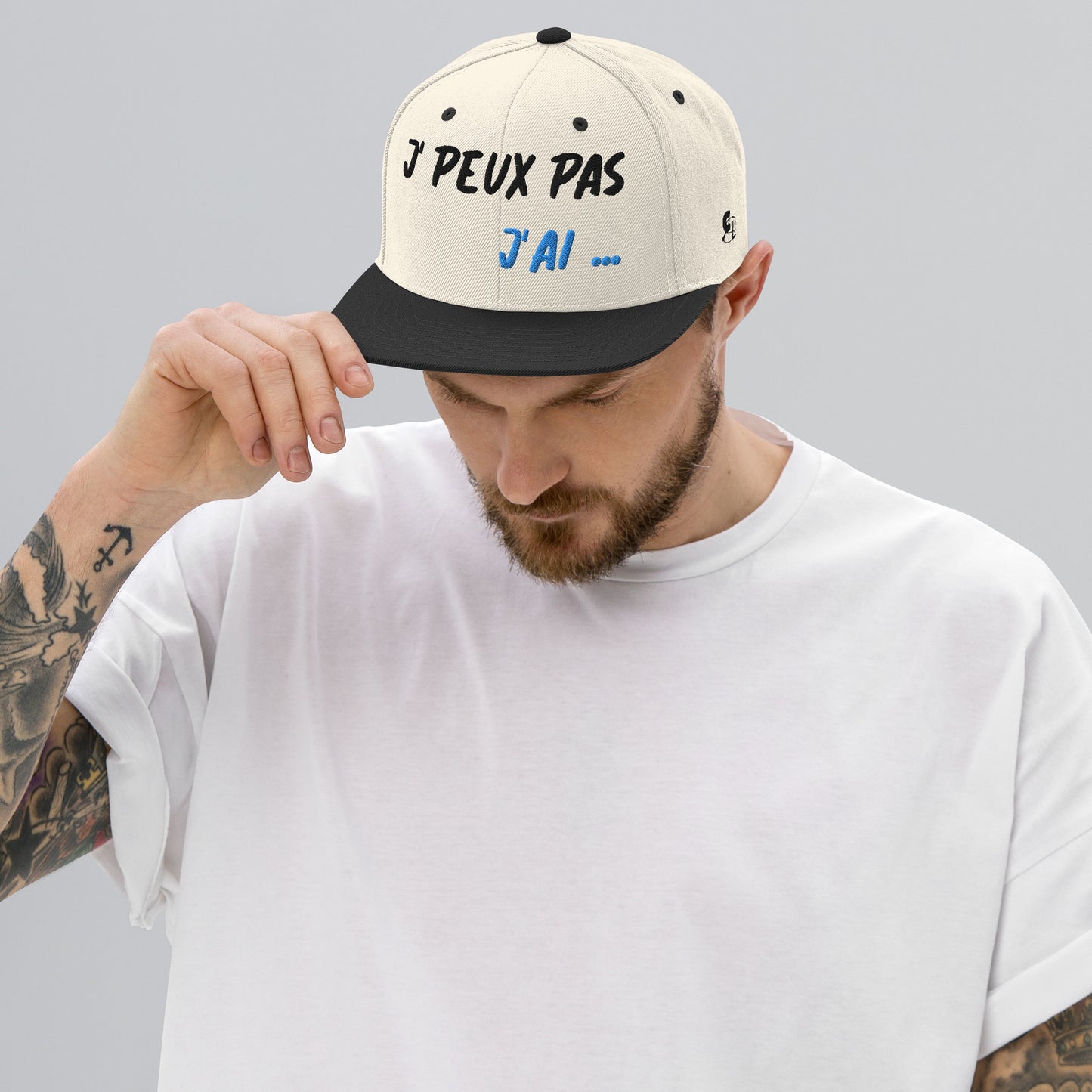 Casquette SnapBack de couleur beige et noire "J' peux pas j'ai ..."