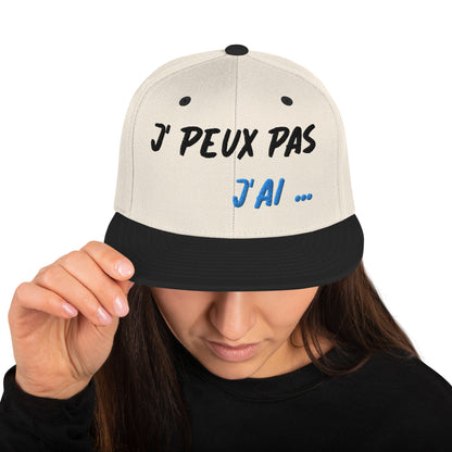 Casquette SnapBack de couleur beige et noire "J' peux pas j'ai ..."