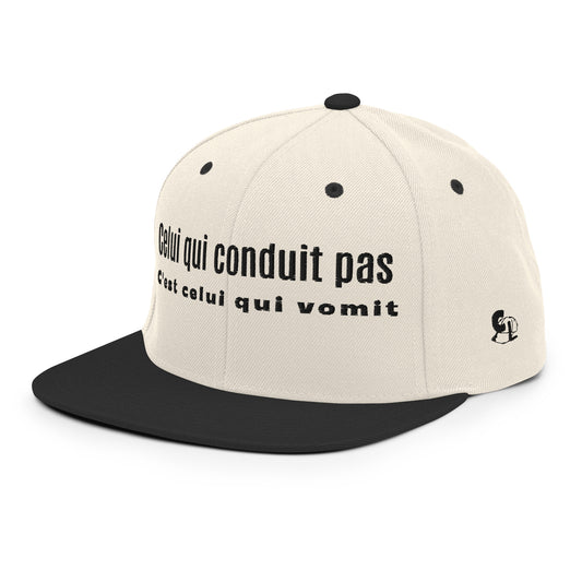 Casquette SnapBack de couleur beige et noire "Celui qui conduit pas, c'est celui qui vomit"