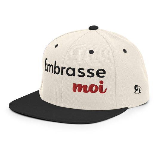 Casquette SnapBack de couleur beige et noire "Embrasse moi"