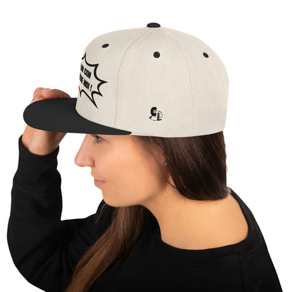 Casquette SnapBack de couleur beige et noire "Y a un con derrière moi"