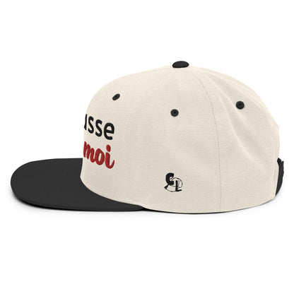 Casquette SnapBack de couleur beige et noire "Embrasse moi"