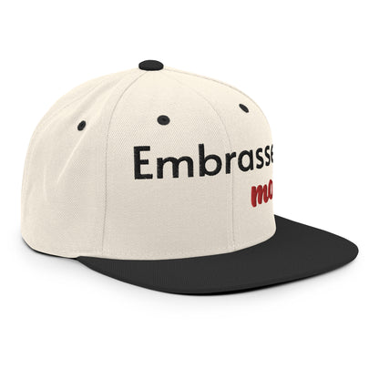 Casquette SnapBack de couleur beige et noire "Embrasse moi"