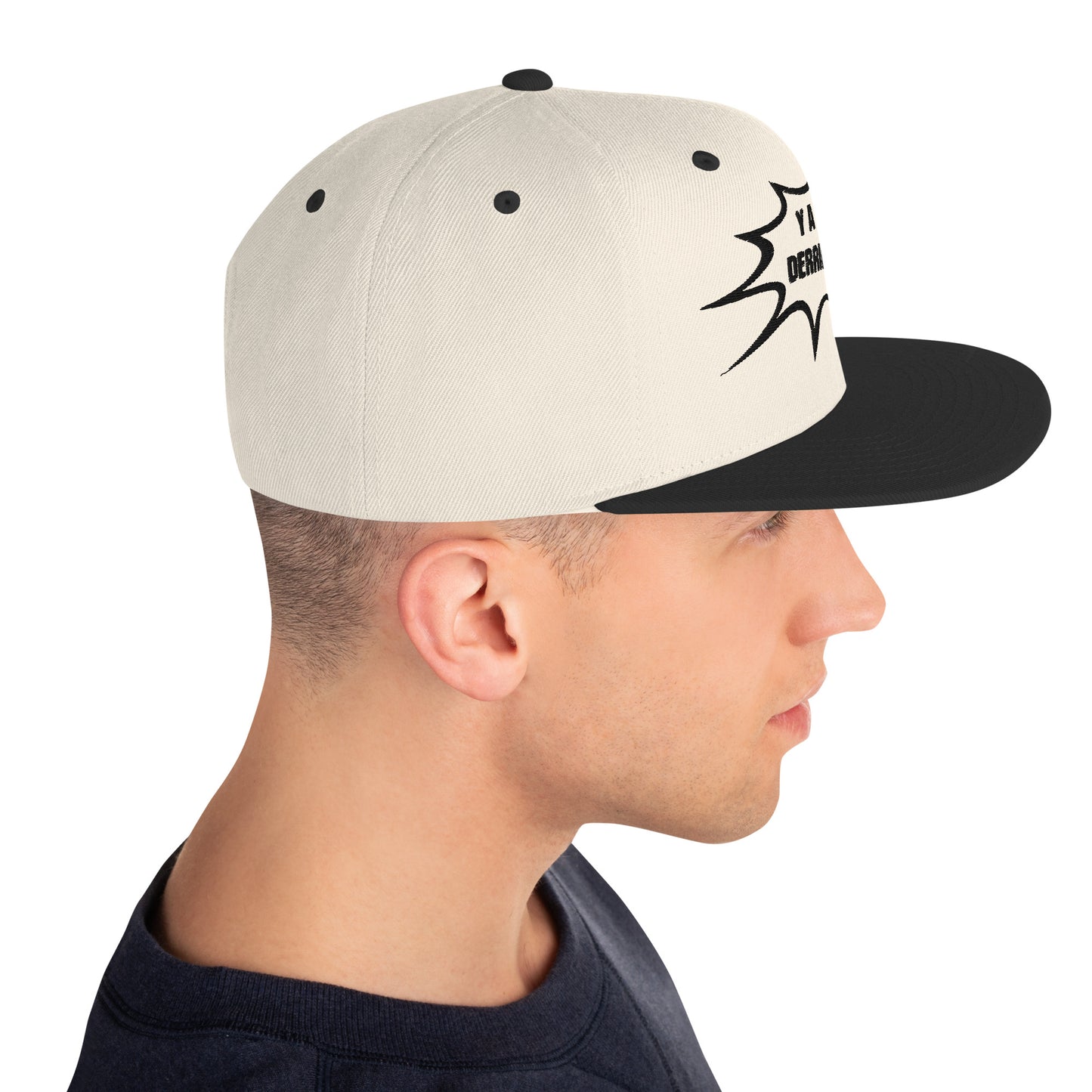 Casquette SnapBack de couleur beige et noire "Y a un con derrière moi"