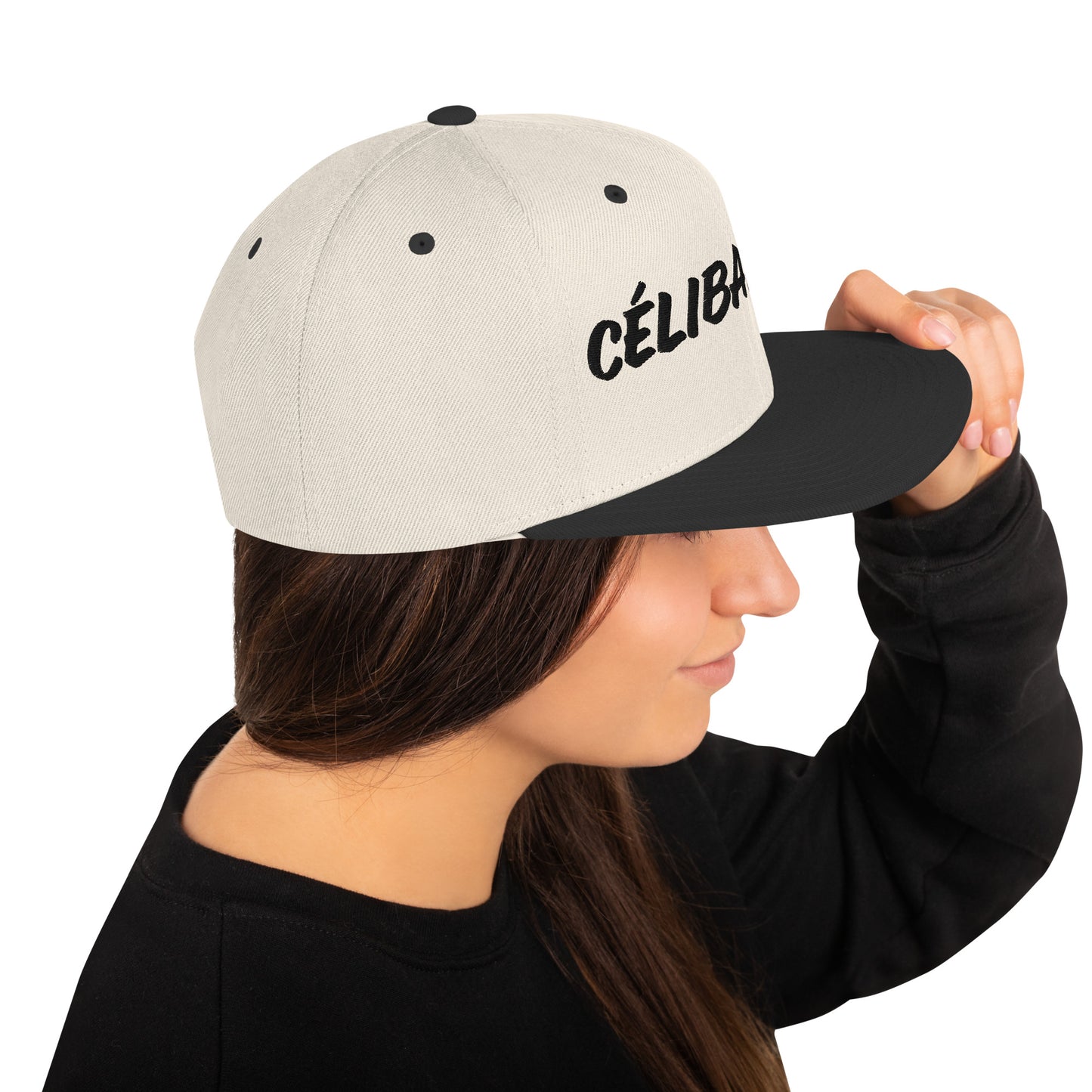 Casquette SnapBack de couleur beige et noire "Célibataire"