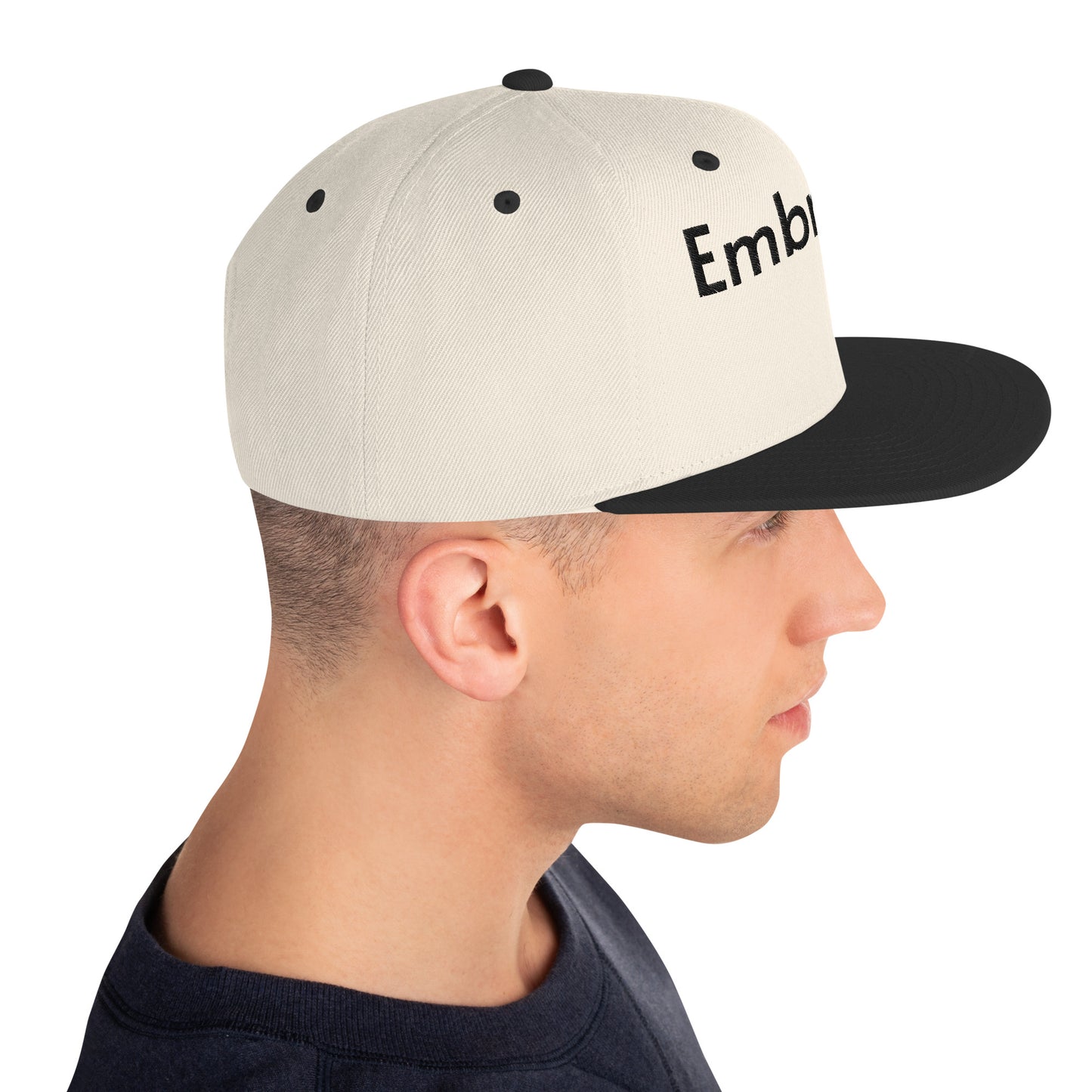 Casquette SnapBack de couleur beige et noire "Embrasse moi"