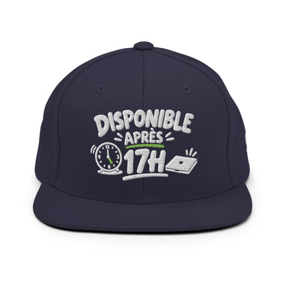 Casquette Snapback, brodée « Disponible après 17h », en Bleu Marine Foncé, vue de face, image 13