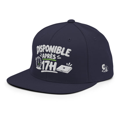 Casquette Snapback, brodée « Disponible après 17h », en Bleu Marine Foncé, vue de trois quarts, image 61