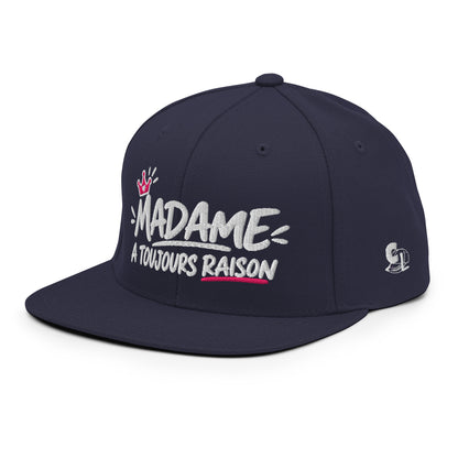 Casquette Snapback, brodée « Madame à toujours raison », en Bleu Marine Foncé, vue de trois quarts, image 59
