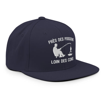 Casquette Snapback, brodée « Près des poissons, loin des cons », en Bleu Marine Foncé, vue de trois quarts, image 67