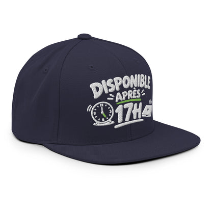 Casquette Snapback, brodée « Disponible après 17h », en Bleu Marine Foncé, vue de trois quarts, image 63