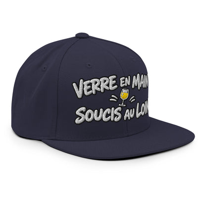 Casquette Snapback, brodée « Verre en main, souci au loin », en Bleu Marine Foncé, vue de trois quarts, image 62