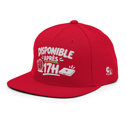 Casquette Snapback, brodée « Disponible après 17h », en Rouge, vue de trois quarts