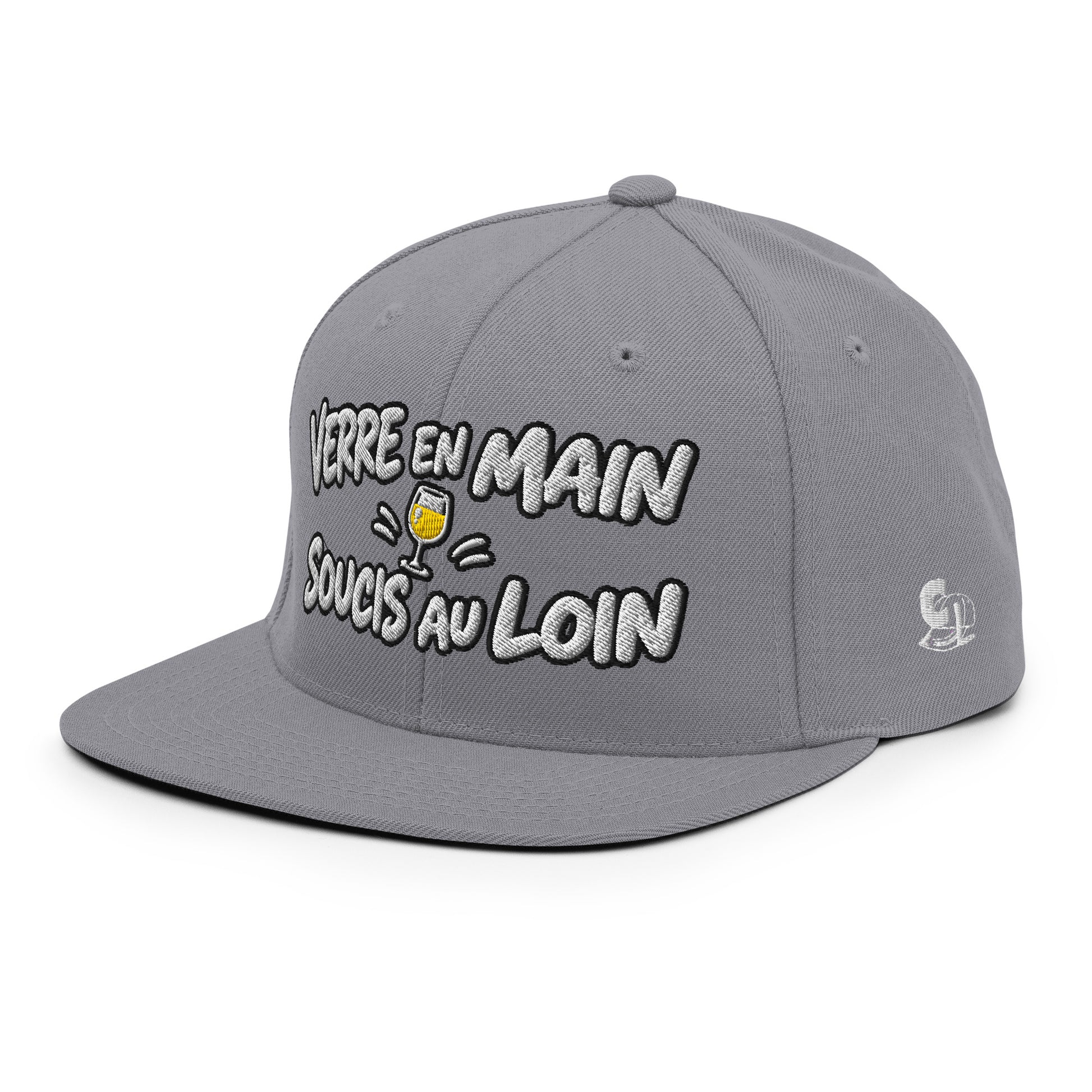 Casquette Snapback, brodée « Verre en main, souci au loin », vue de trois quarts