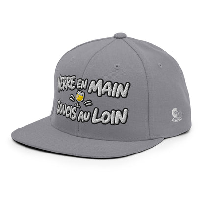 Casquette Snapback, brodée « Verre en main, souci au loin », vue de trois quarts
