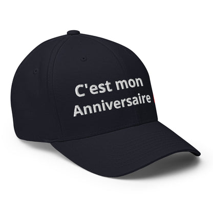 Casquette Baseball, brodée « C'est mon anniversaire », en Bleu Marine Foncé, vue de trois quarts, image 17