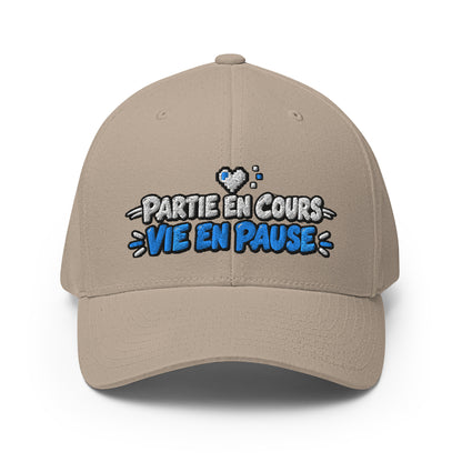 Casquette Casquette, brodée « Partie en cours, vie en pause », en Rouge, vue de face, image 3