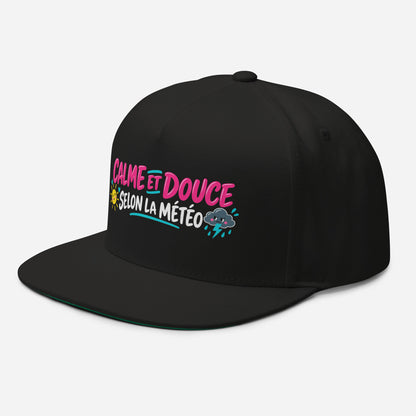 Casquette Snapback, brodée « Calme et douce selon la météo », en Noir, vue de trois quarts, image 4