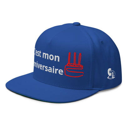 Casquette Snapback, brodée « C'est mon anniversaire », en Bleu Roi, vue de trois quarts