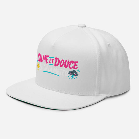 Casquette Snapback, brodée « Calme et douce selon la météo », vue de trois quarts