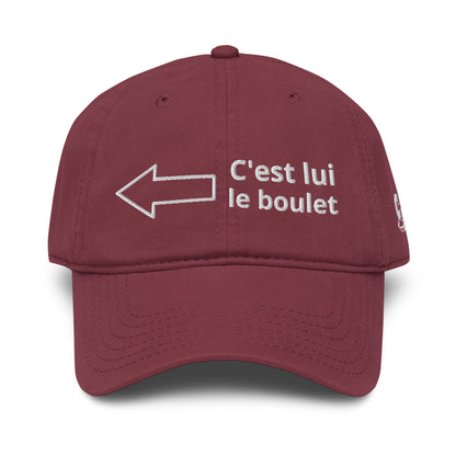 Casquette Baseball, brodée « <= c'est lui le boulet », en Bordeaux, vue de face, image 15