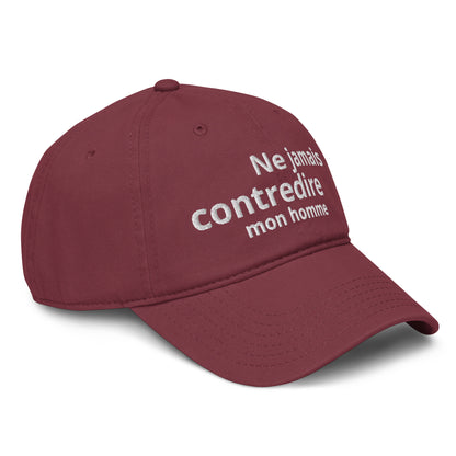 Casquette Baseball, brodée « Ne jamais contredire mon homme », en Bordeaux, vue de trois quarts, image 17