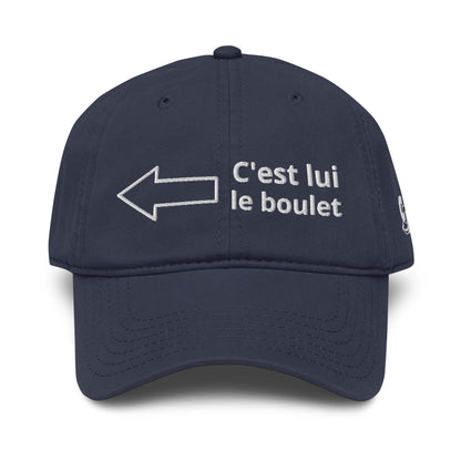 Casquette Baseball, brodée « <= c'est lui le boulet », en Bleu Marine, vue de face, image 10
