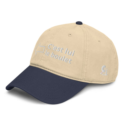 Casquette Baseball, brodée « <= c'est lui le boulet », en Bleu Marine, vue de trois quarts, image 2