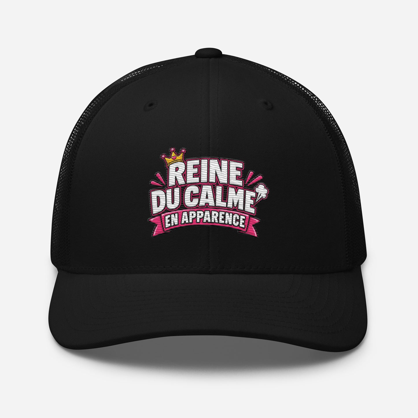 Casquette Trucker, brodée « Reine du calme, en apparence », en Noir, vue de face, image 3