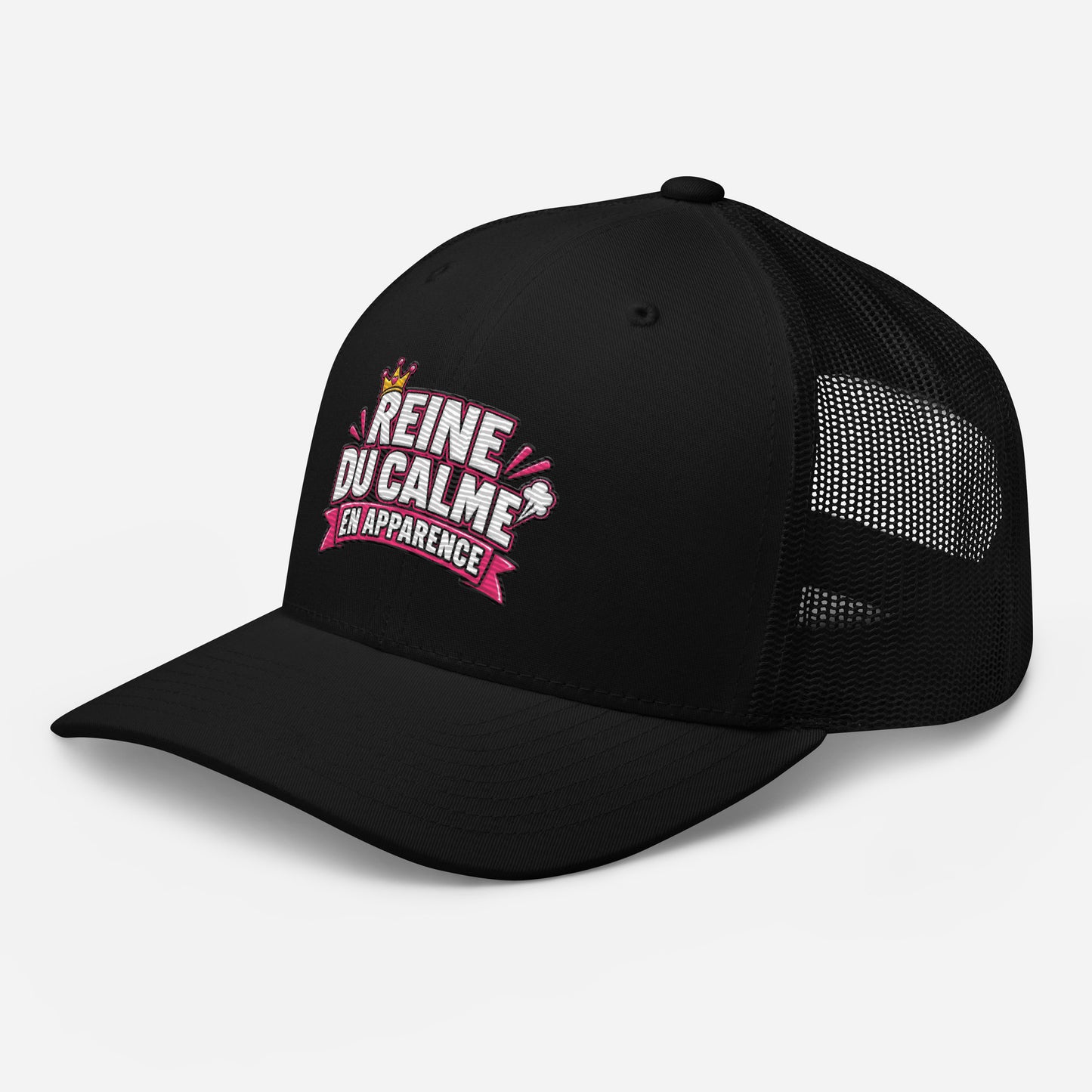 Casquette Trucker, brodée « Reine du calme, en apparence », en Noir, vue de trois quarts, image 5