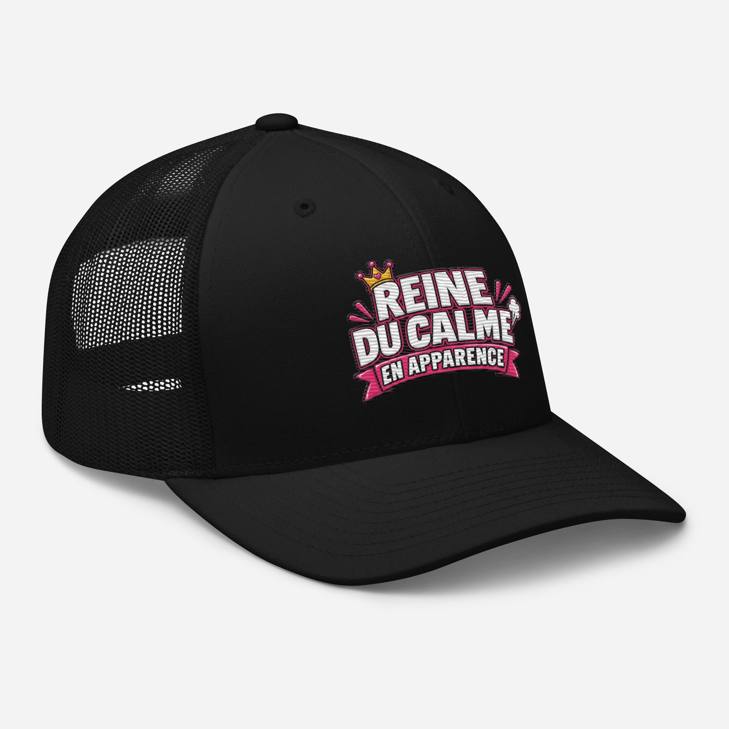 Casquette Trucker, brodée « Reine du calme, en apparence », en Noir, vue de trois quarts, image 7