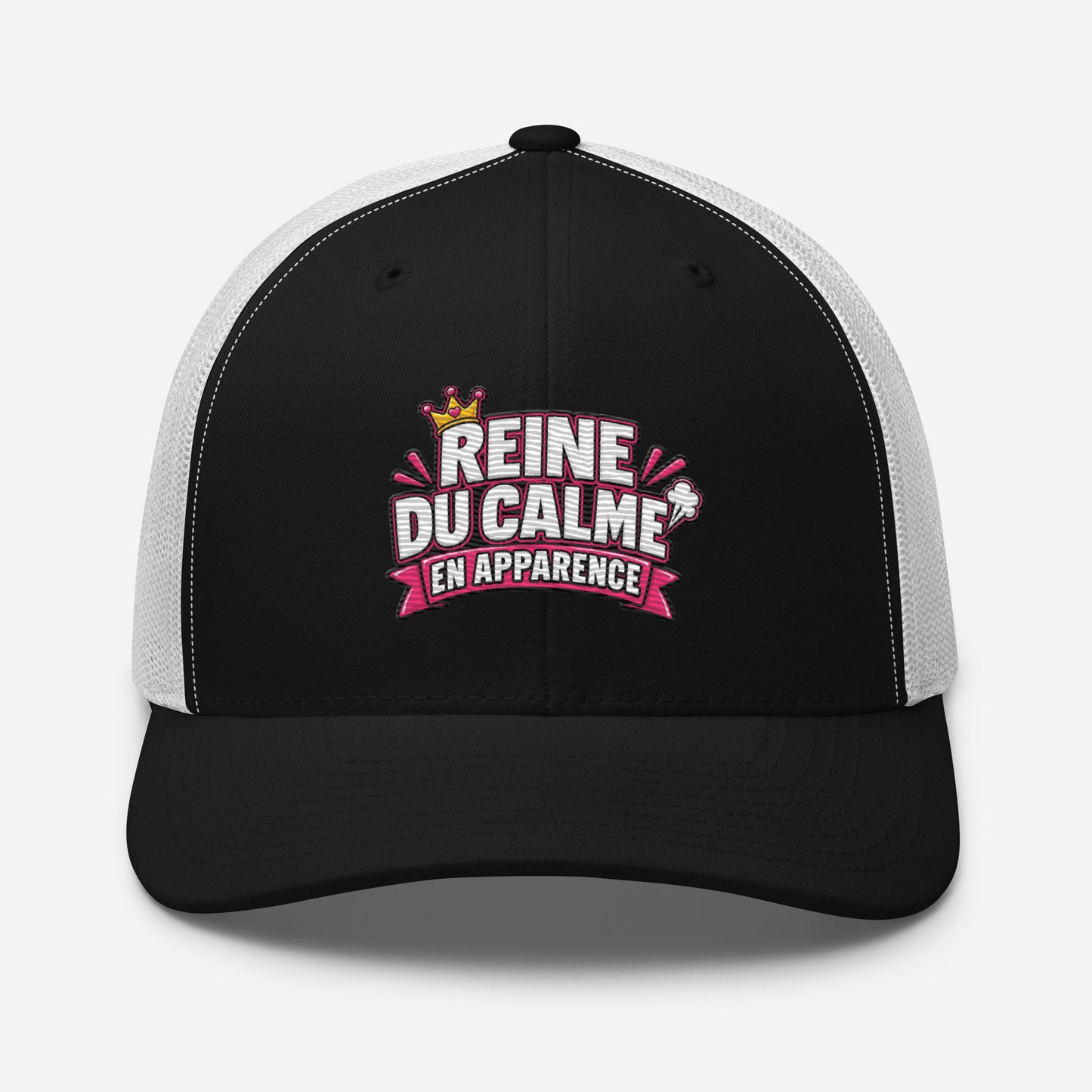 Casquette Trucker, brodée « Reine du calme, en apparence », en Noir, vue de face, image 9
