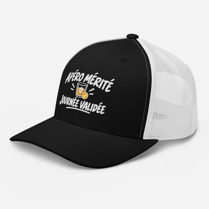 Casquette Trucker, brodée « Apéro mérité, journée validée », en Noir, vue de trois quarts, image 11