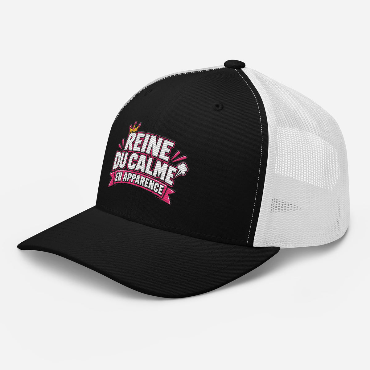 Casquette Trucker, brodée « Reine du calme, en apparence », en Noir, vue de trois quarts, image 11