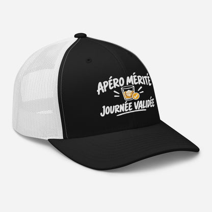 Casquette Trucker, brodée « Apéro mérité, journée validée », en Noir, vue de trois quarts, image 13