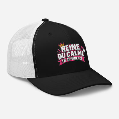 Casquette Trucker, brodée « Reine du calme, en apparence », en Noir, vue de trois quarts, image 13