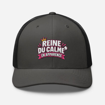 Casquette Trucker, brodée « Reine du calme, en apparence », en Noir, vue de face, image 27