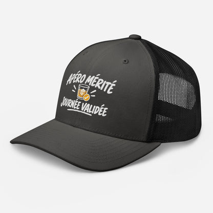Casquette Trucker, brodée « Apéro mérité, journée validée », en Noir, vue de trois quarts, image 29